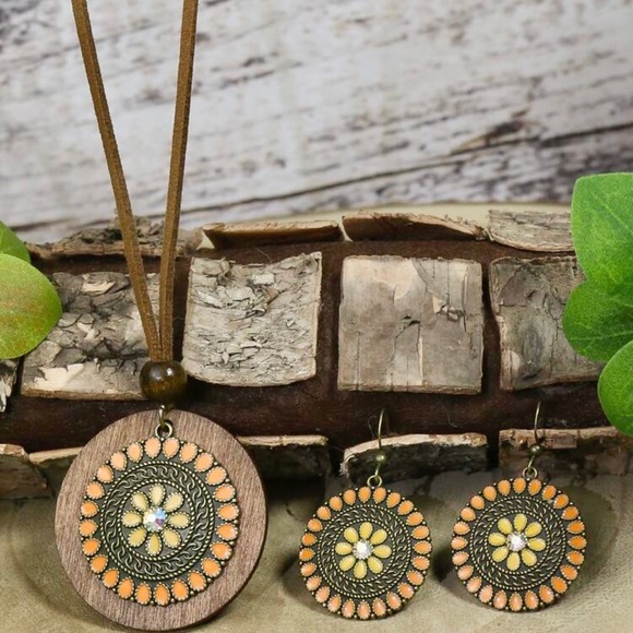 Rhinestone decor decor round charm necklace & drop earrings. - Picture 2 of 5